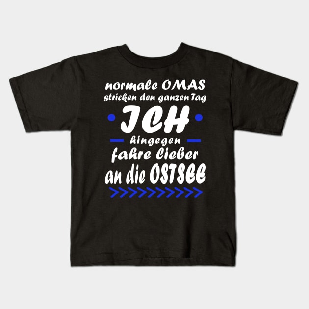 Ostsee Urlaub Rente Oma Meer Spruch Kids T-Shirt by FindYourFavouriteDesign